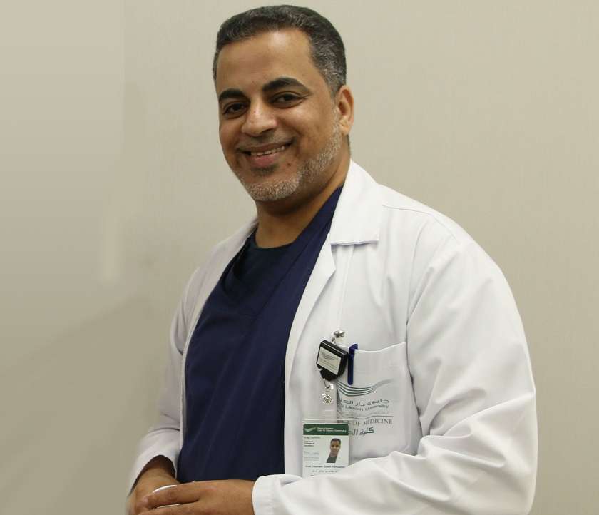عميد طب أسنان “دار العلوم” يحصل على زمالة الكليات الملكية للجراحين