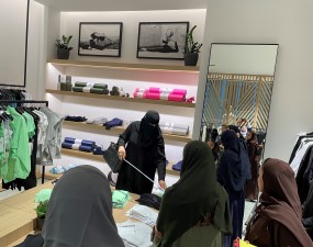 طالبات التصميم الداخلي في زيارة ميدانية للمنشآت التجارية