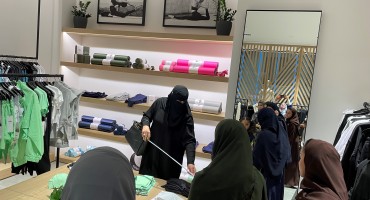 طالبات التصميم الداخلي في زيارة ميدانية للمنشآت التجارية