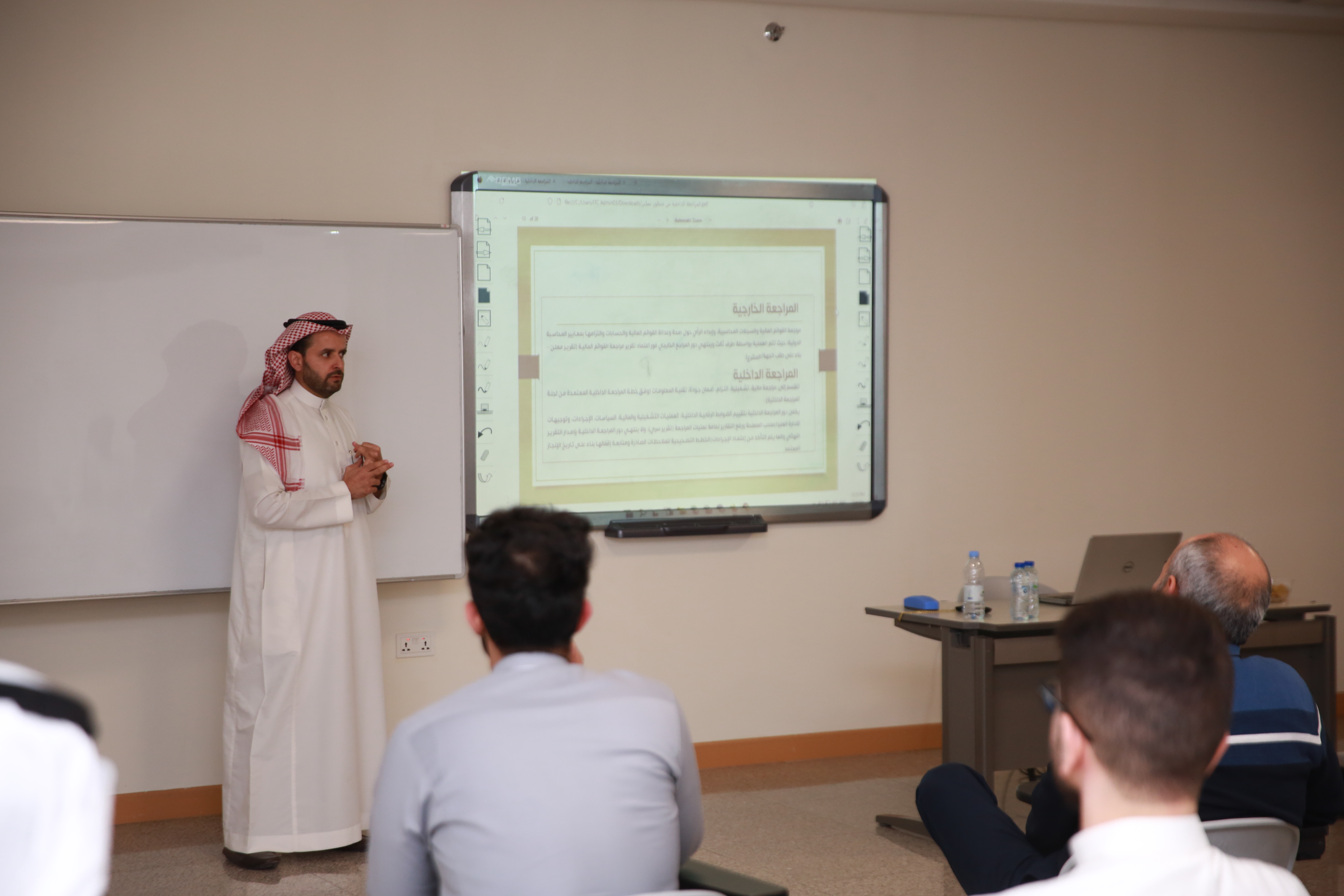 كلية إدارة الأعمال تنظم ورشة عمل حول المراجعة الداخلية