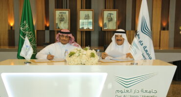 توقيع عقود تجديد الاعتماد الأكاديمي المؤسسي والتقدم للاعتماد الأكاديمي البرامجي لبرامج الدراسات العليا بكلية الحقوق