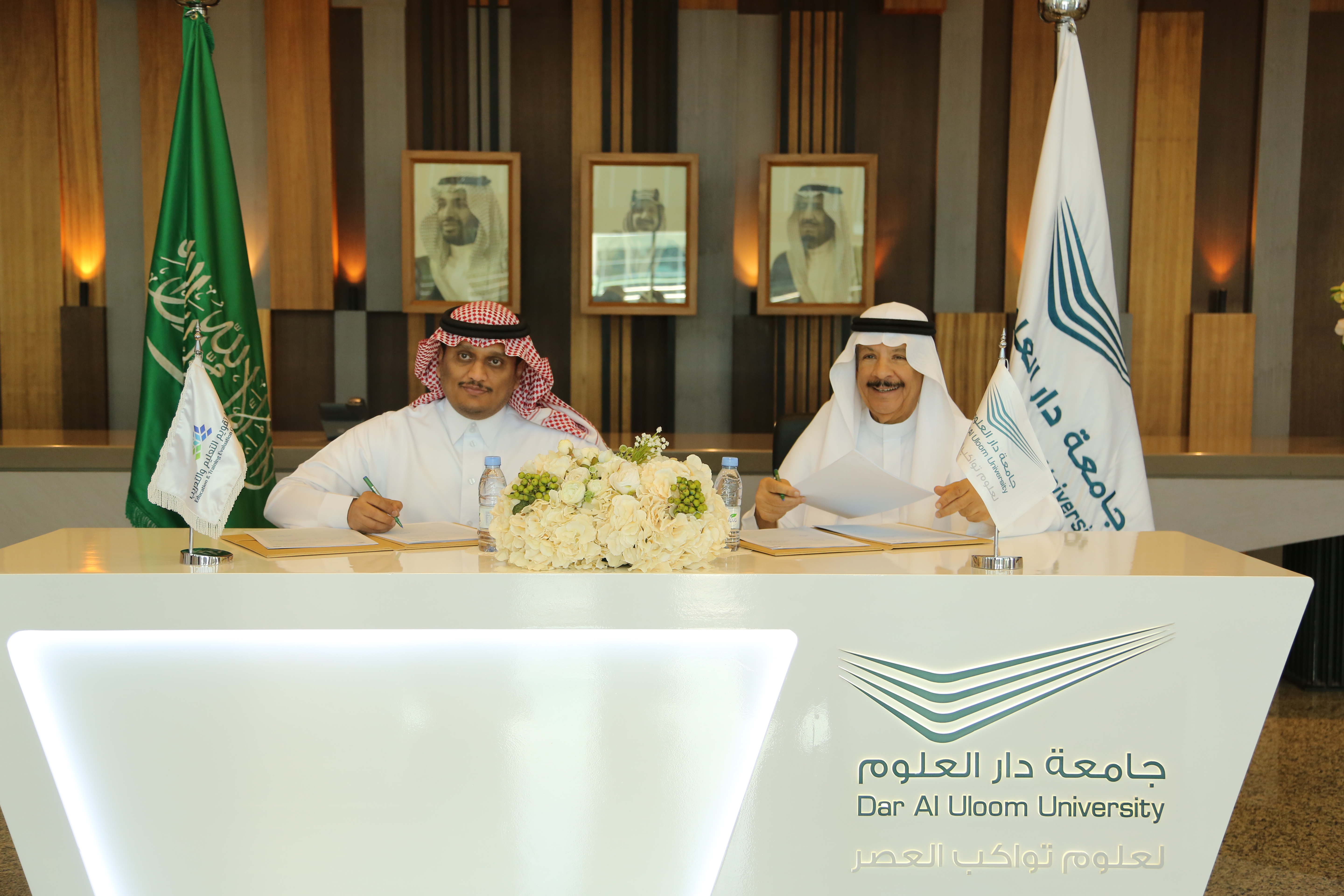 توقيع عقود تجديد الاعتماد الأكاديمي المؤسسي والتقدم للاعتماد الأكاديمي البرامجي لبرامج الدراسات العليا بكلية الحقوق