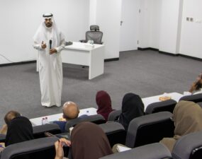 مدير عام الشؤون الهندسية بهيئة كفاءة الإنفاق يقيم ورشة عمل بكلية الهندسة المعمارية والتصميم الرقمي
