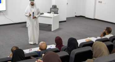 مدير عام الشؤون الهندسية بهيئة كفاءة الإنفاق يقيم ورشة عمل بكلية الهندسة المعمارية والتصميم الرقمي