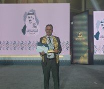 عضو هيئة التدريس في كلية إدارة الأعمال الدكتور توفيق بن محمد الرادوش يحصل على جائزة الأمير فيصل بن بندر بن عبد العزيز للتميز والإبداع.