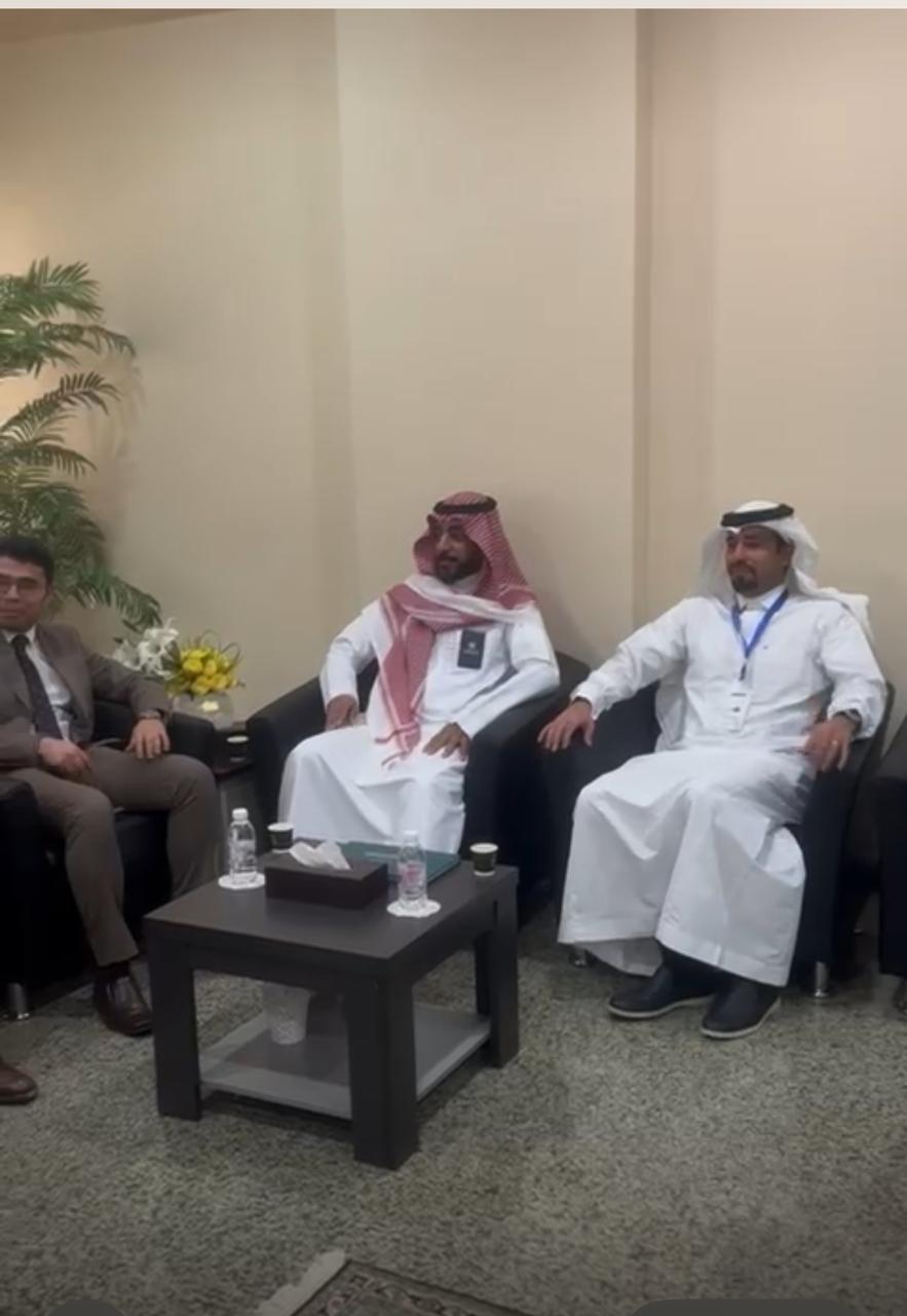 Bar Saudi the from delegation a meets Law of College the of Dean Association