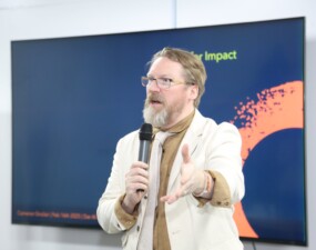 كلية الهندسة المعمارية تقيم محاضرة lmpact for Design. 