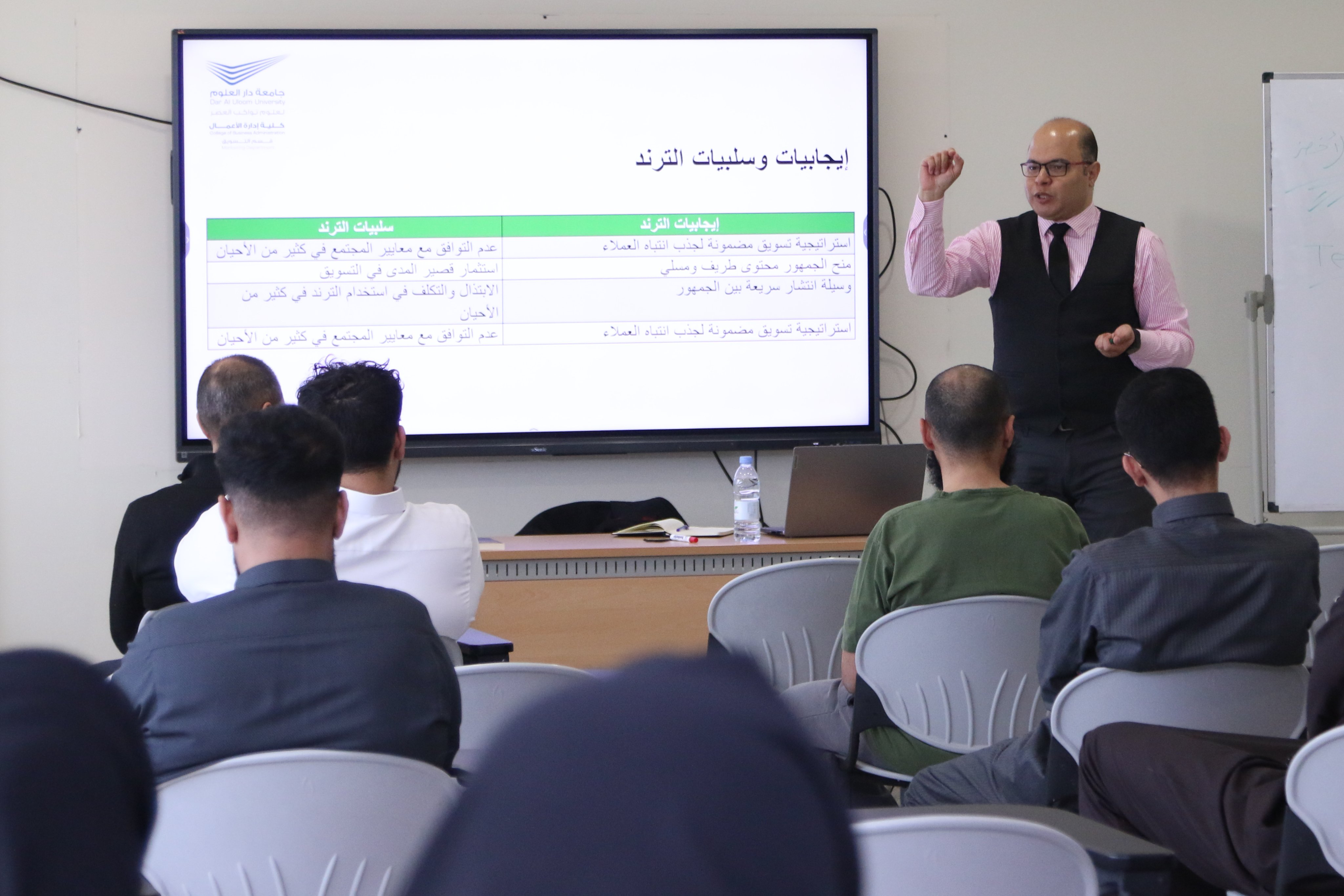 قسم التسويق بكلية إدارة الأعمال يستضيف الأستاذ طارق صبري في محاضرة حول المحتوى الأخضر 