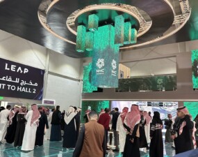 طلاب الجامعة يزورون معرض LEAP25 