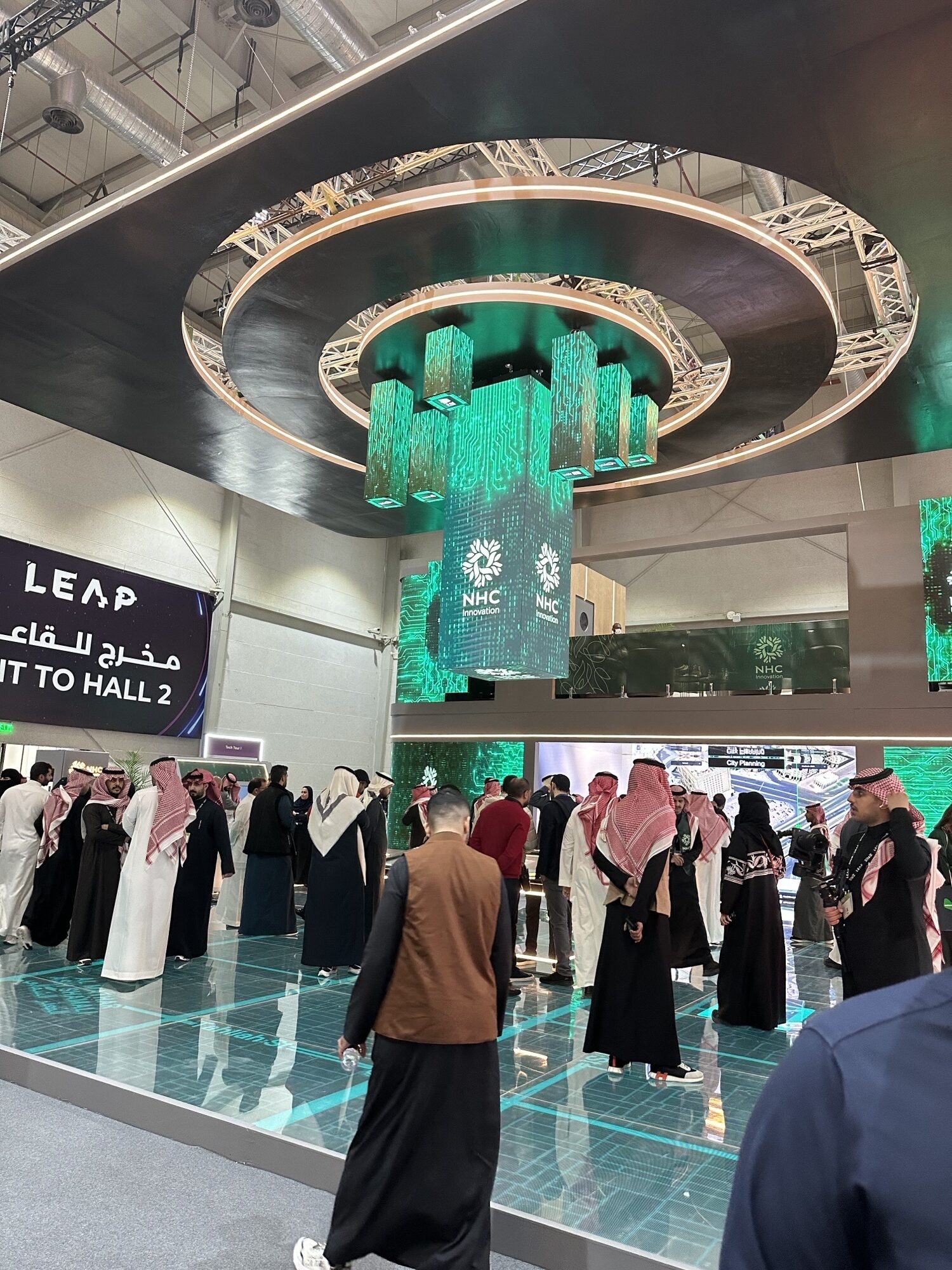 طلاب الجامعة يزورون معرض LEAP25