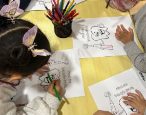 طب الأسنان تقيم حملة توعوية حول صحة الفم والأسنان بمدارس التعلم ثنائية اللغة 