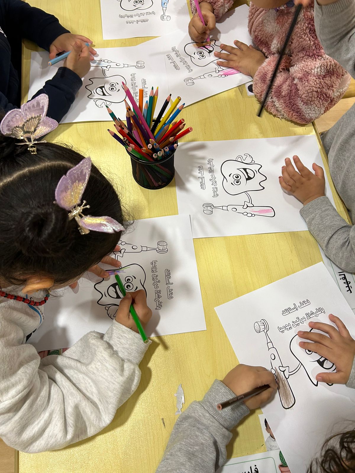 طب الأسنان تقيم حملة توعوية حول صحة الفم والأسنان بمدارس التعلم ثنائية اللغة