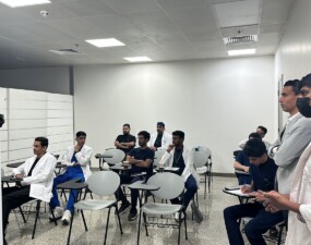 لقاء مفتوح بين طلاب كلية الصيدلة والعلوم الطبية التطبيقية وعميدة الكلية ضمن مبادرة صوتك مسموع