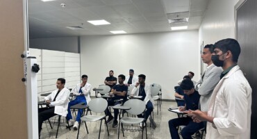 لقاء مفتوح بين طلاب كلية الصيدلة والعلوم الطبية التطبيقية وعميدة الكلية ضمن مبادرة صوتك مسموع