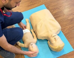 مركز دورات دعم الحياة يدرب ما يقارب 500 طالب وطالبة على الإنعاش القلبي الرئوي