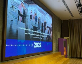 كلية إدارة الأعمال تفعّل شراكتها المجتمعية بزيارة مدارس التعلم ثنائي اللغة الأهلية