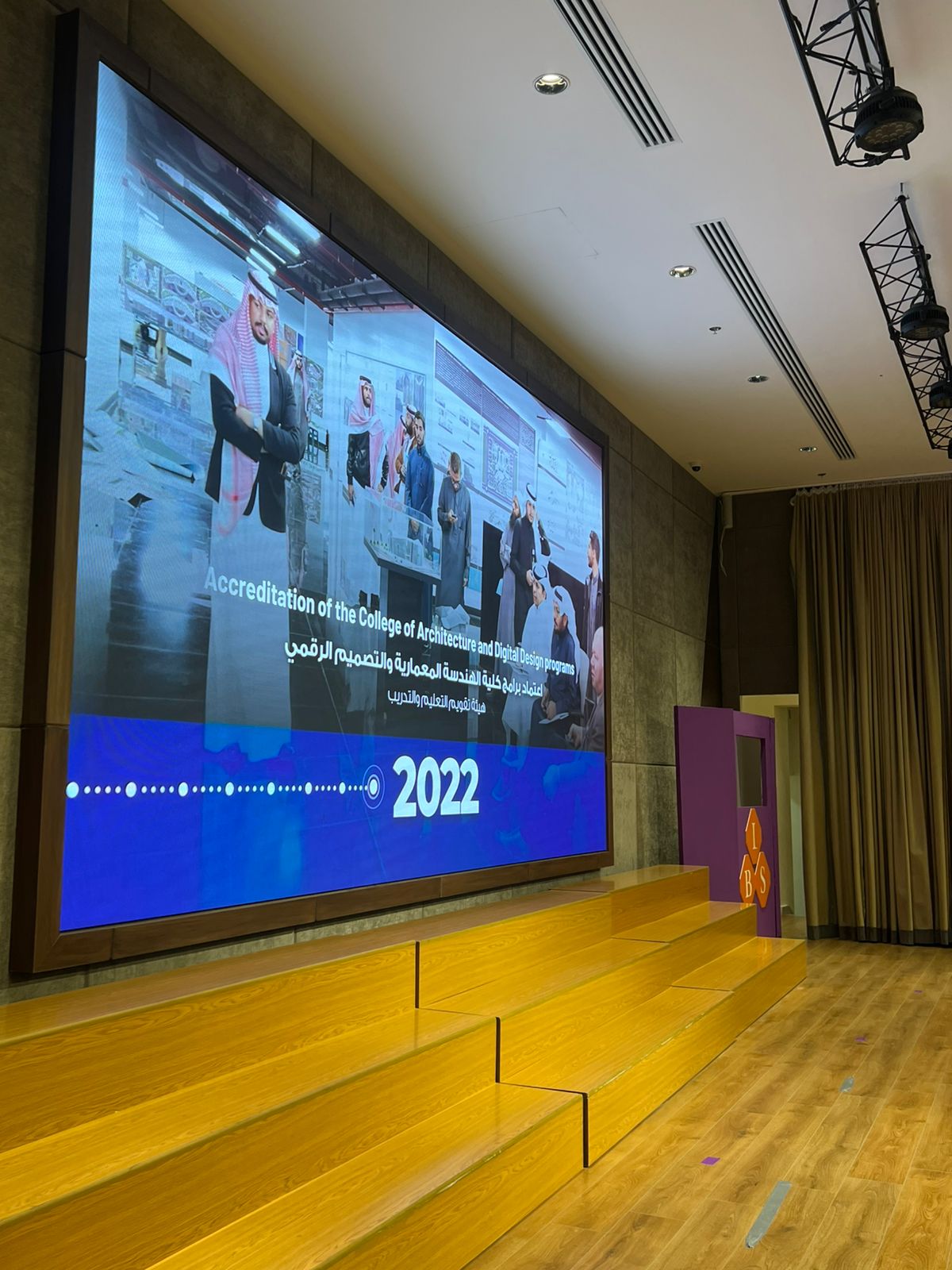 كلية إدارة الأعمال تفعّل شراكتها المجتمعية بزيارة مدارس التعلم ثنائي اللغة الأهلية