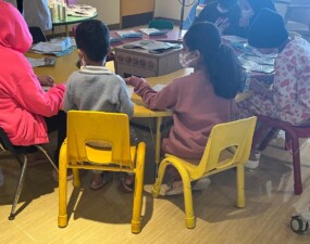 طلبة التمريض يحتفلون بيوم الطفل العالمي مع الأطفال المرضى في مدينة الملك فهد الطبية