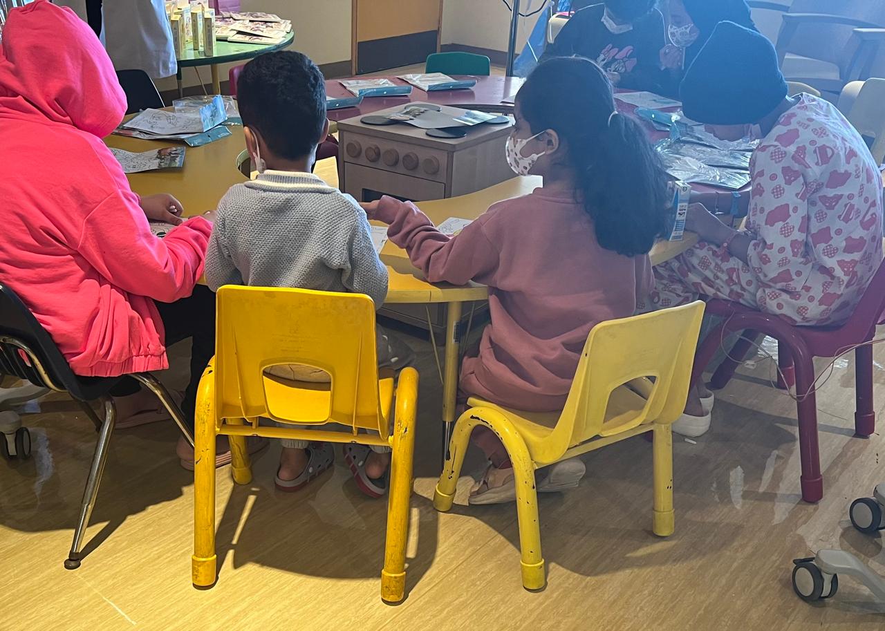 طلبة التمريض يحتفلون بيوم الطفل العالمي مع الأطفال المرضى في مدينة الملك فهد الطبية