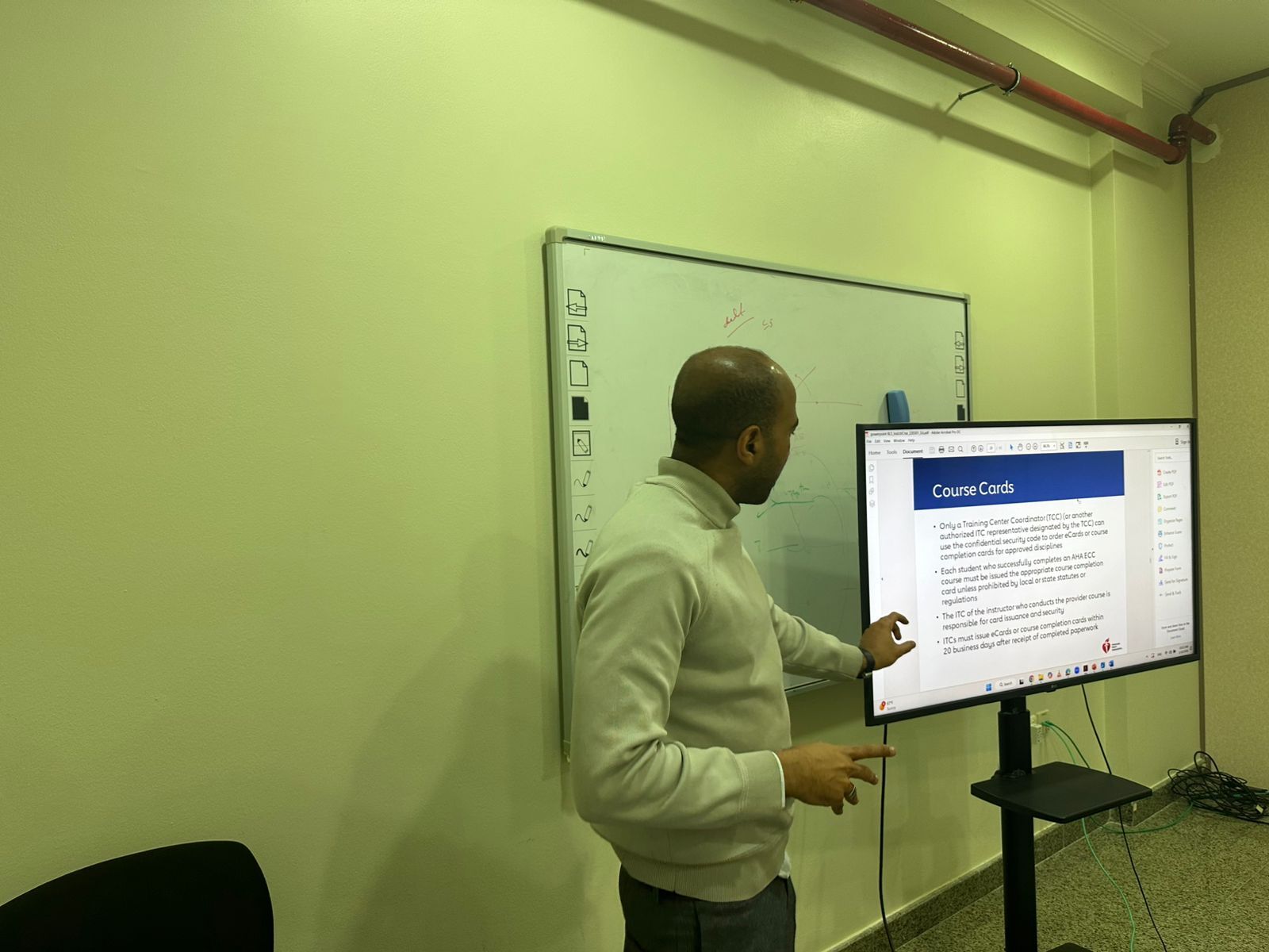 كلية الطب تنظم دورة مدربي دعم الحياة الأساسي (BLS)